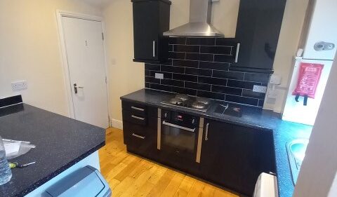 4 Pennington Grove, Woodhouse, Leeds, LS6 2JL