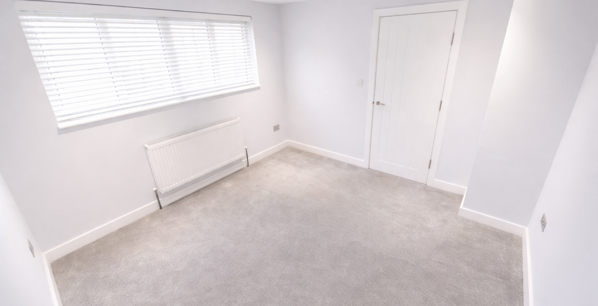 Bright and spacious empty room