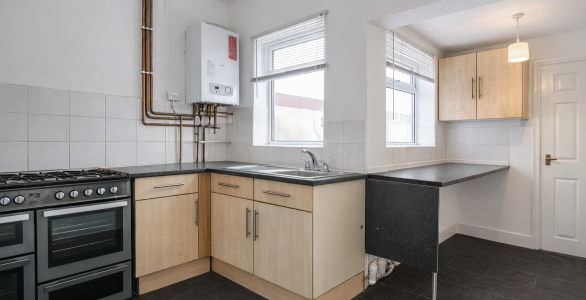 Modern L-shaped kitchen with breakfast bar