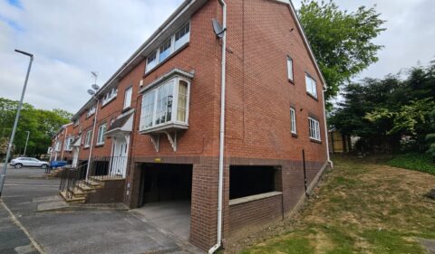 Gledhow Valley Road, Leeds, LS17 6LX